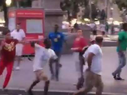 Momento en el que un mantero agrede a un turista en Barcelona