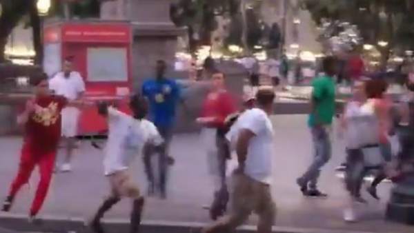 Momento en el que un mantero agrede a un turista en Barcelona Momento en el que un mantero agrede a un turista en Barcelona