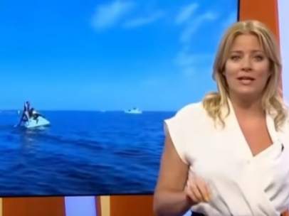 Reportera se cae de una moto de agua en directo.