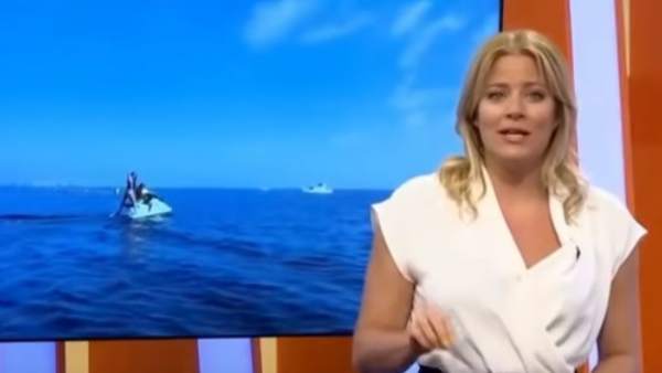 Reportera se cae de una moto de agua en directo. Reportera se cae de una moto de agua en directo.