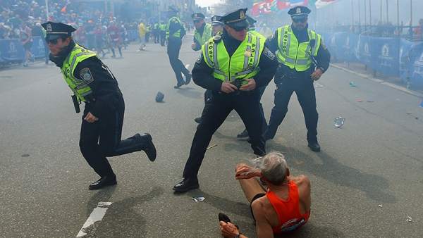 Policías durante los atentados de la Maratón de Bostón en 2013 Policías durante los atentados de la Maratón de Bostón en 2013