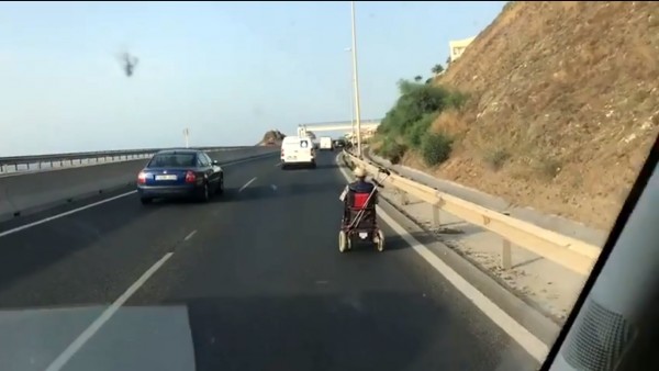 Un hombre circulando por la autovía de Mijas (Málaga) en silla de ruedas motorizada Un hombre circulando por la autovía de Mijas (Málaga) en silla de ruedas motorizada