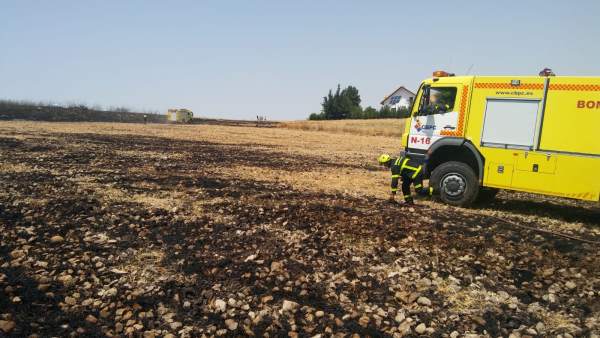 Labores de extinción de un incendio de pasto en Villamartín Labores de extinción de un incendio de pasto en Villamartín