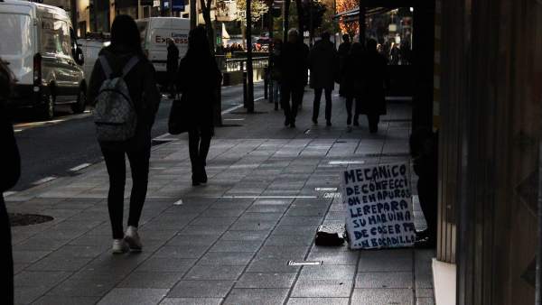 La mendicidad en una calle de Santiago de Compostela La mendicidad en una calle de Santiago de Compostela