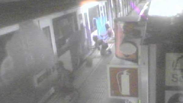 Imagen de una cámara de seguridad mientras los grafiteros pintan los vagones Imagen de una cámara de seguridad mientras los grafiteros pintan los vagones