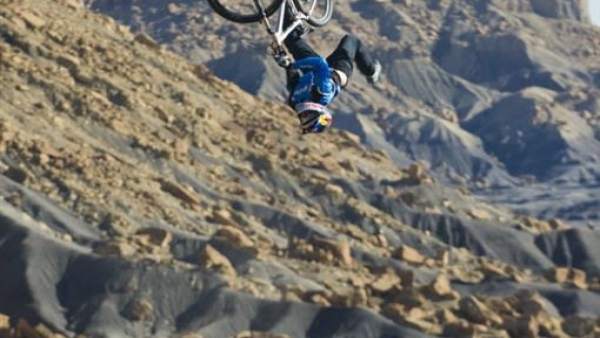 Momento de un salto en bicicleta de montaña Momento de un salto en bicicleta de montaña
