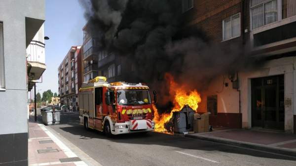 Valladolid.- Dotación de bomberos apagando un incendio de tres contenedores Valladolid.- Dotación de bomberos apagando un incendio de tres contenedores