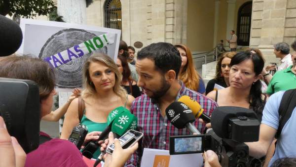 El portavoz de IU, Daniel González Rojas en la concentración contra las talas El portavoz de IU, Daniel González Rojas en la concentración contra las talas