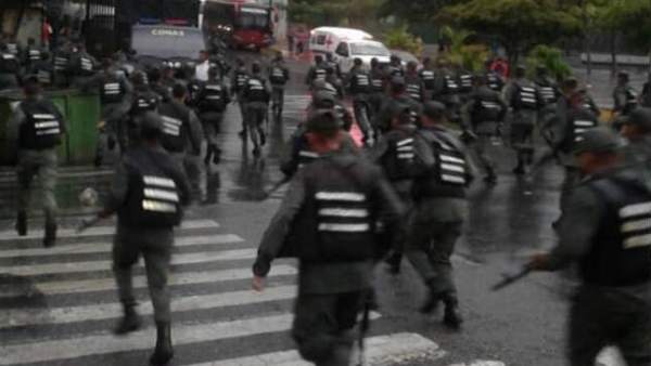 Un grupo de agentes armados corren tras el intento de atentado contra Nicolás Maduro Un grupo de agentes armados corren tras el intento de atentado contra Nicolás Maduro