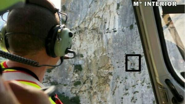 Rescate de dos escaladores por parte de la Guardia Civil Rescate de dos escaladores por parte de la Guardia Civil