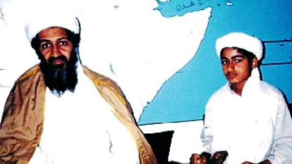 Bin Laden junto su hijo Hamza Bin Laden junto su hijo Hamza