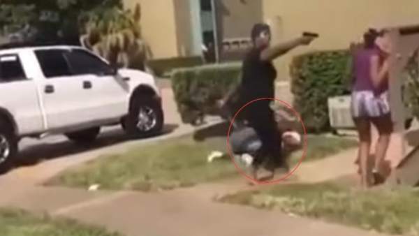 Mujer con una pistola de juguete Mujer con una pistola de juguete