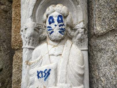 Figura de la Catedral de Santiago pintada.