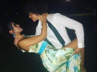 Laura Nicholls con su pareja
