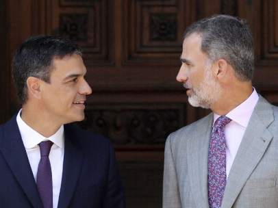 El rey Felipe VI y Pedro Sánchez, durante su despacho veraniego.