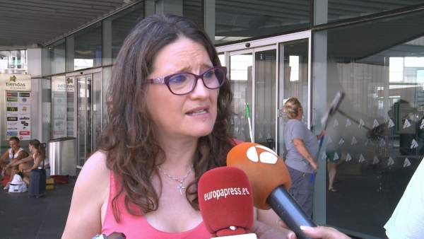 Oltra atiende a los medios en València Oltra atiende a los medios en València