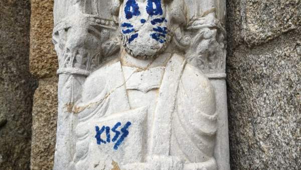 Figura de la Catedral de Santiago pintada tras un acto vandálico Figura de la Catedral de Santiago pintada tras un acto vandálico
