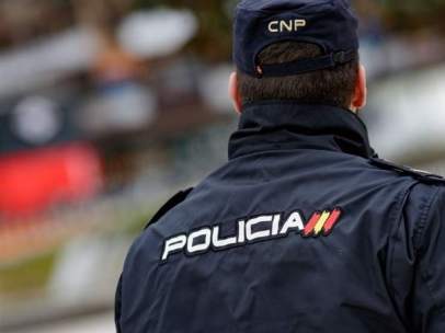 Un agente de la Policía Nacional