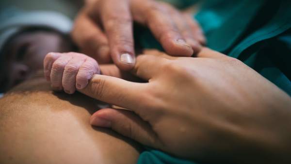 Un recién nacido junto a su madre. Un recién nacido junto a su madre.