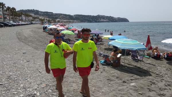 Socorristas en la playa de La Herradura Socorristas en la playa de La Herradura