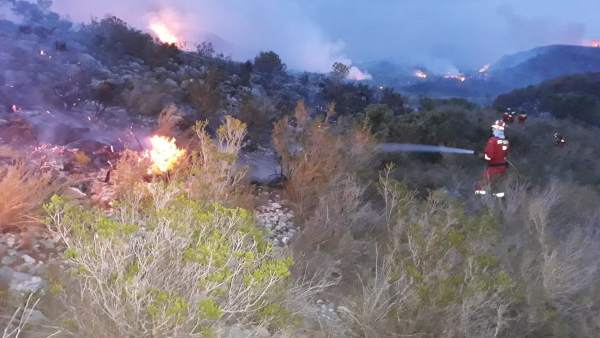 L'incendi de Llutxent obliga a desallotjar a 2.500 persones de la Drova i dues urbanitzacions L'incendi de Llutxent obliga a desallotjar a 2.500 persones de la Drova i dues urbanitzacions