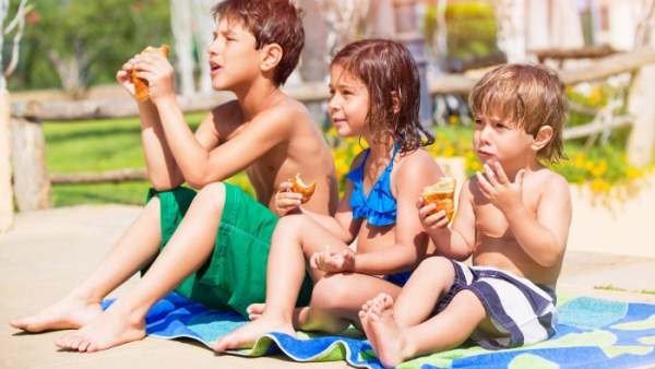 Niños en la playa Niños en la playa