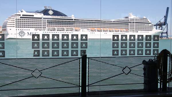 Un Crucero En El Puerto De Cádiz. Un Crucero En El Puerto De Cádiz.