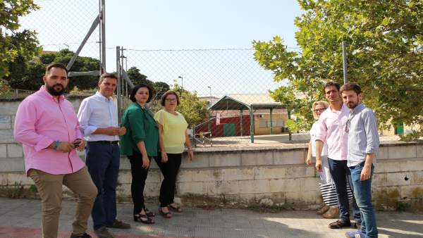 Parte de la delegación del PP de Sevilla y Dos Hermanas en su visita al CEIP SF Parte de la delegación del PP de Sevilla y Dos Hermanas en su visita al CEIP SF