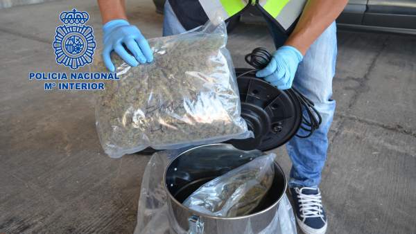 Un agente sostiene una de las bolsas de marihuana interceptadas en la Jonquera Un agente sostiene una de las bolsas de marihuana interceptadas en la Jonquera