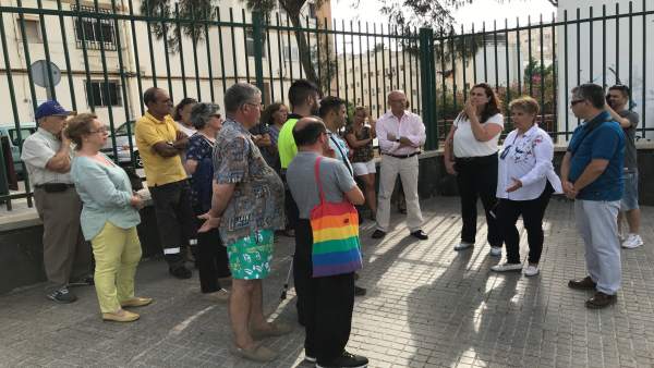 Rosa Viera y Carmen Guerra con vecinos de Las Rehoyas Rosa Viera y Carmen Guerra con vecinos de Las Rehoyas