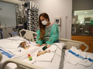 Bebé con trasplante de hígado realizado en el Hospital de la Vall d'Hebron