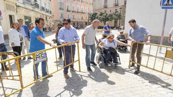 El alcalde de Cádiz, José María González, en la plaza Argüelles El alcalde de Cádiz, José María González, en la plaza Argüelles