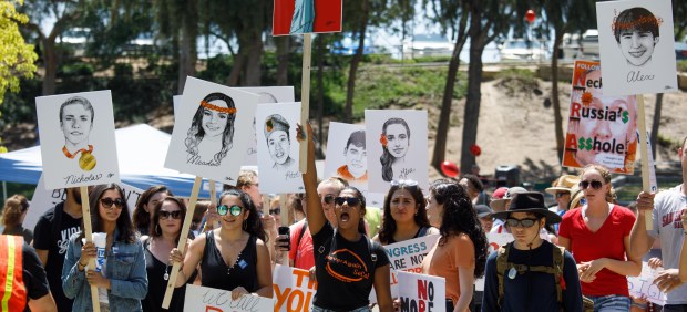 Estudiantes participan en una marcha contra la Asociación Nacional del Rifle 