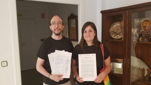 Los concejales de IU en Lopera con la solicitud para instalar videovigilancia. Los concejales de IU en Lopera con la solicitud para instalar videovigilancia.