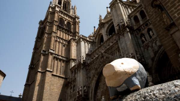 Pequeños cerdos numerados hasta el 666, colocados de forma anónima en las calles de Toledo. Pequeños cerdos numerados hasta el 666, colocados de forma anónima en las calles de Toledo.