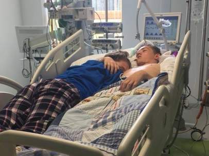 Abraza a su novio antes de que muera