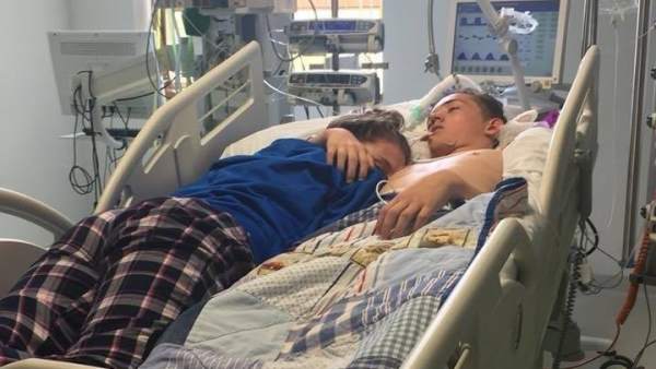 Abraza a su novio antes de que muera Abraza a su novio antes de que muera