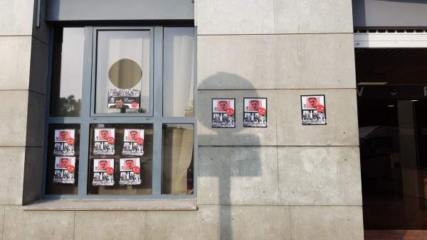 Carteles pegados en la sede del PSPV Carteles pegados en la sede del PSPV