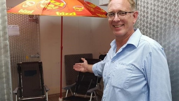 Lars Koch, el supermercado alemán, ofrece a clientes superar el calor en una cámara frigorífica. Lars Koch, el supermercado alemán, ofrece a clientes superar el calor en una cámara frigorífica.