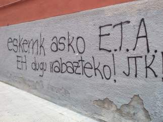 Pintadas de radicales en la que dan 'gracias' a ETA