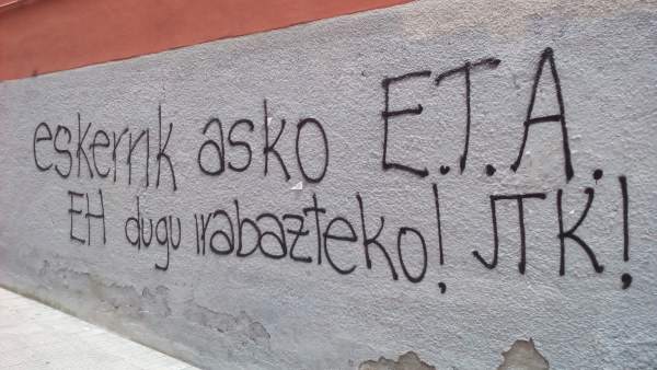 Pintadas de radicales en la que dan 'gracias' a ETA Pintadas de radicales en la que dan 'gracias' a ETA