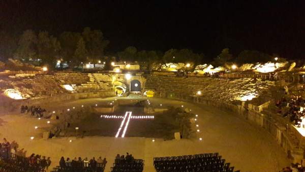 Viacrucis en el anfiteatro romano de Mérida Viacrucis en el anfiteatro romano de Mérida