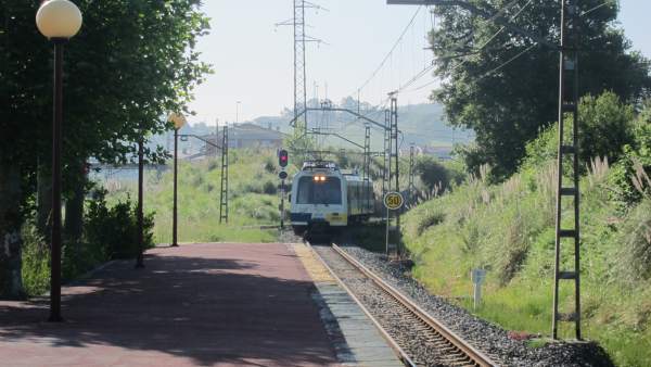 Un tren de cercanías llegando a la estación de Orejo, Marina de Cudeyo. Un tren de cercanías llegando a la estación de Orejo, Marina de Cudeyo.