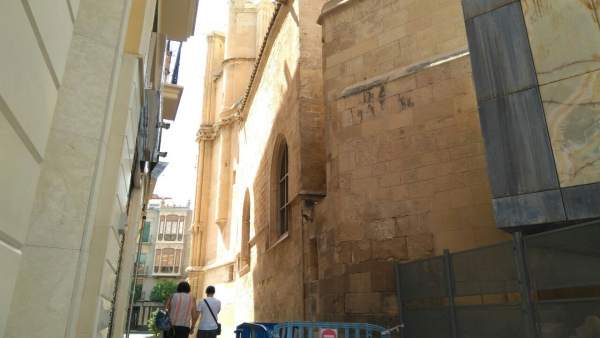 DESPRENDIMIENTO DE CASCOTES DE UNA FACHADA DE LA CATEDRAL DE MURCIA DESPRENDIMIENTO DE CASCOTES DE UNA FACHADA DE LA CATEDRAL DE MURCIA