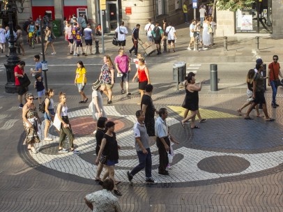 El Mosaico de Miró, donde se frenó la furgoneta después de arrollar a personas por La Rambla en su recorrido de 700 metros