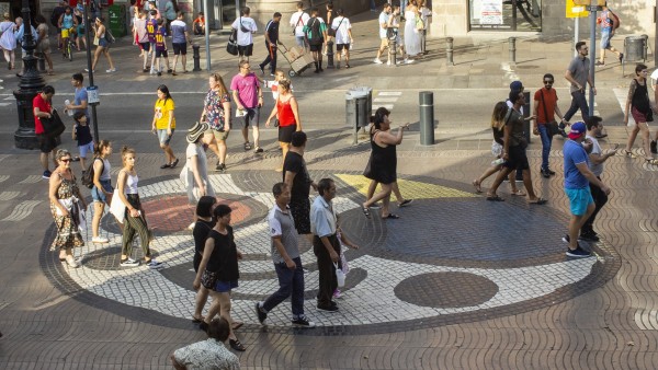 El Mosaico de Miró, donde se frenó la furgoneta después de arrollar a personas por La Rambla en su recorrido de 700 metros El Mosaico de Miró, donde se frenó la furgoneta después de arrollar a personas por La Rambla en su recorrido de 700 metros