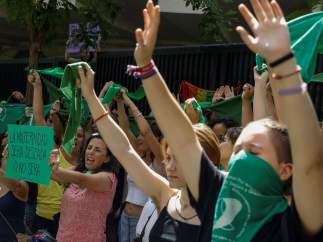 Concentración a favor de la despenalización del aborto frente a la embajada argentina en Madrid.
