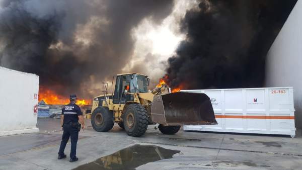 Incendio en un almacén de colchones de Alboraia Incendio en un almacén de colchones de Alboraia