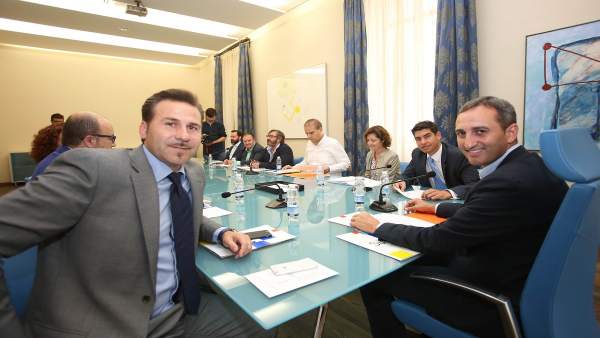 Alejandro Morant y César Sánchez miran a cámara, imagen de archivo Alejandro Morant y César Sánchez miran a cámara, imagen de archivo