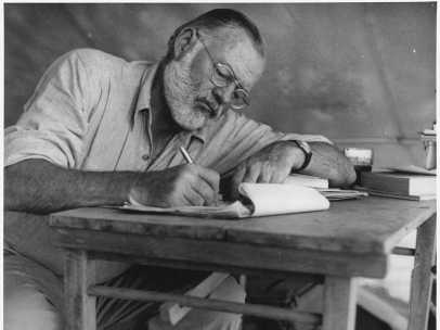 Ernest Hemingway, durante su estancia en Kenia.